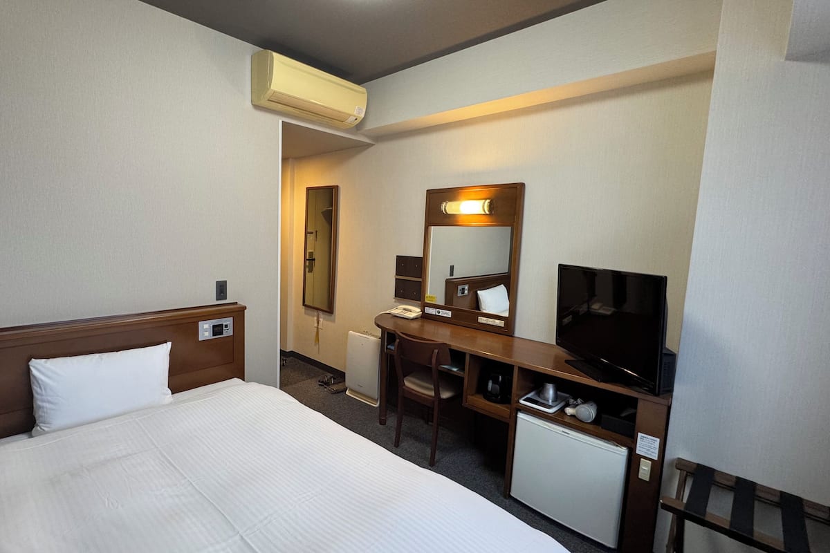 Escritorio, wifi gratis y ropa de cama