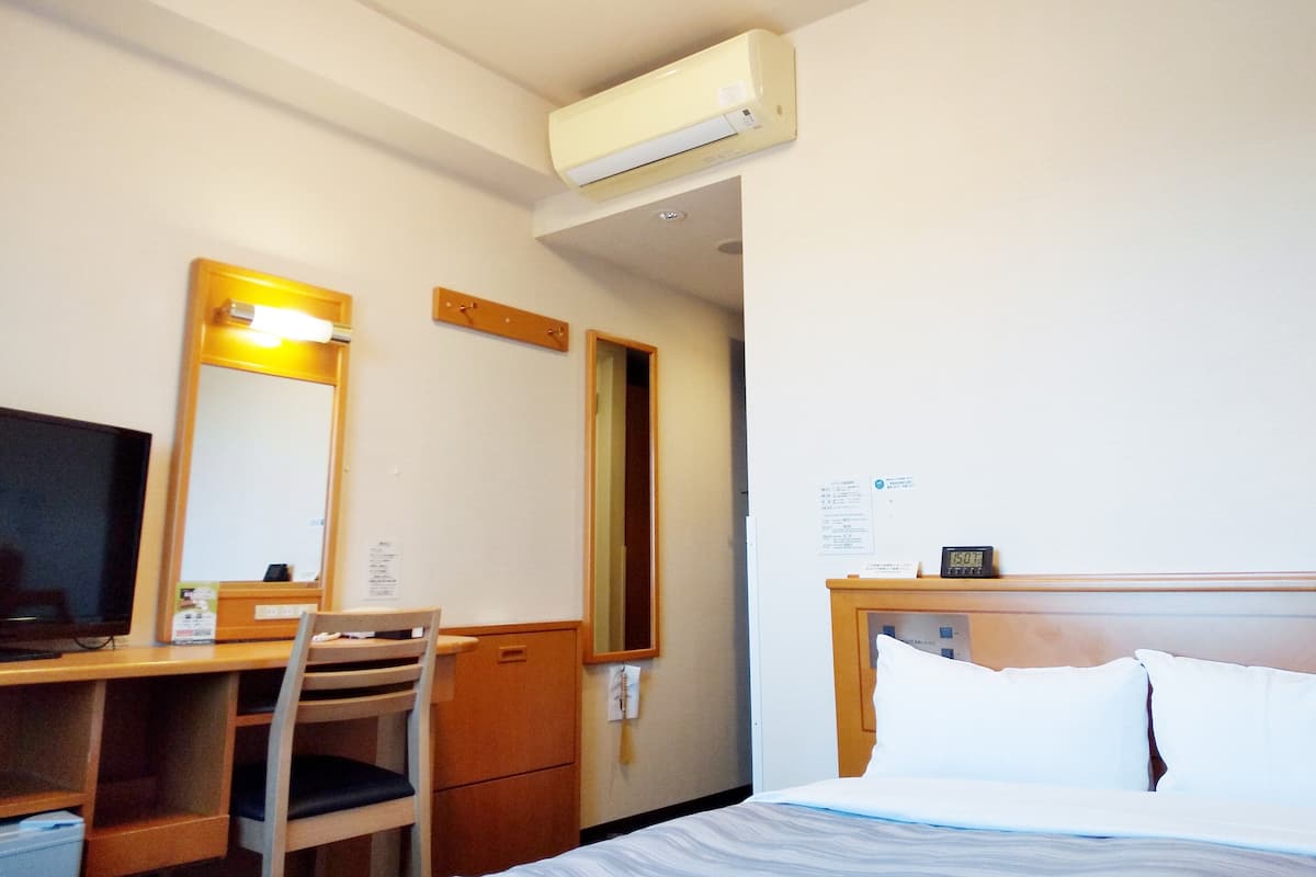 Desk, free WiFi, bed sheets