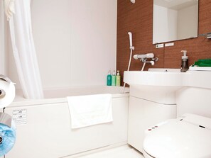 Combined shower/bathtub, free toiletries, hair dryer, slippers