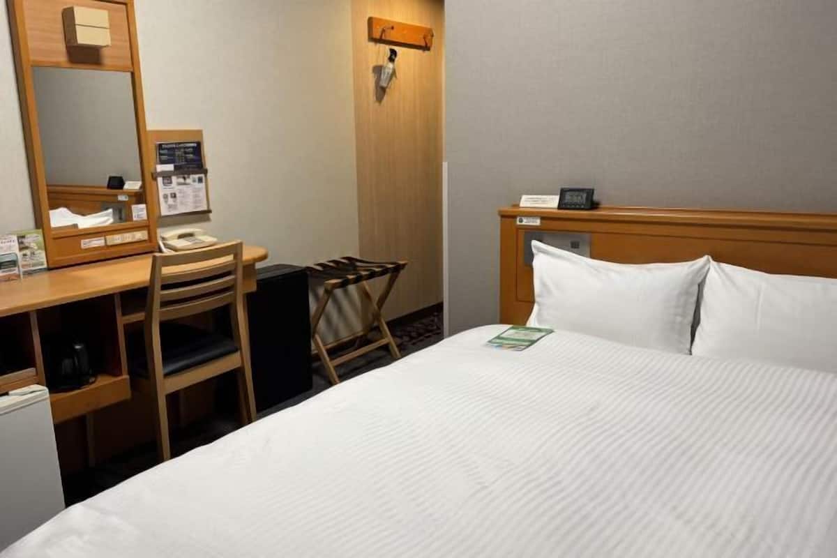 Skrivebord, wi-fi (inkludert) og sengetøy