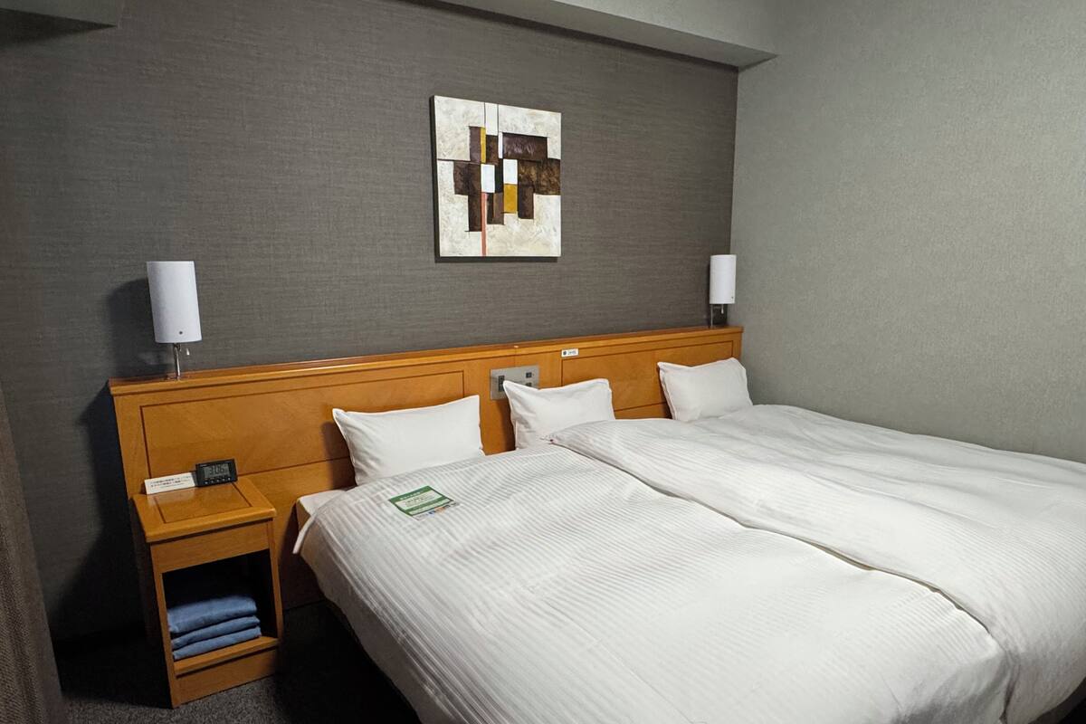 Habitación familiar doble, no fumadores | Escritorio, wifi gratis, ropa de cama