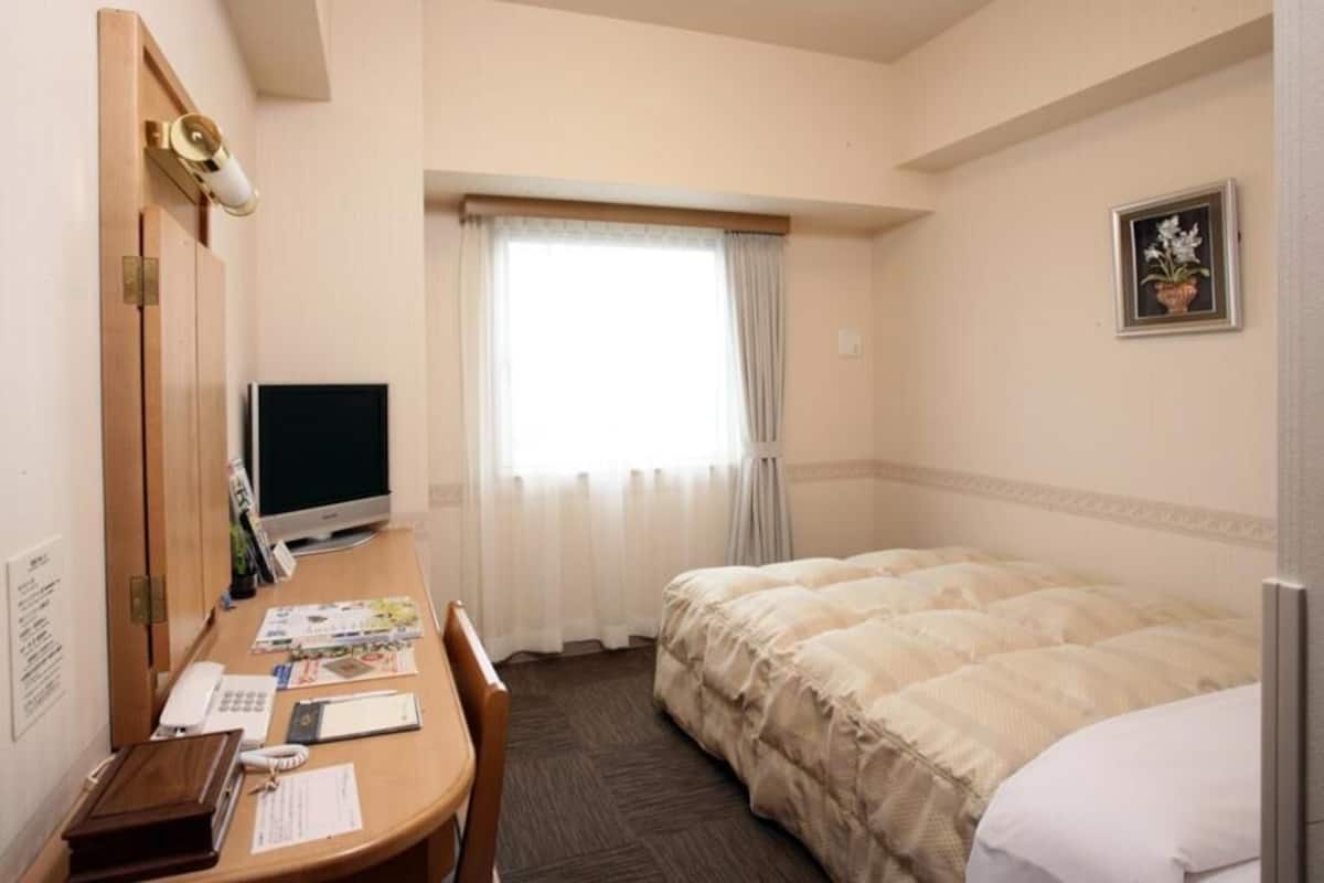 Desk, free WiFi, bed sheets