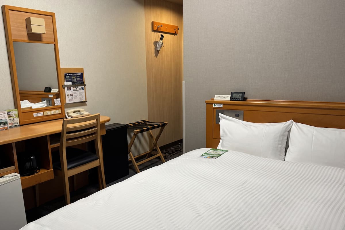 Escritorio, wifi gratis, ropa de cama