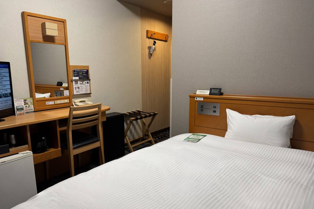 Desk, WiFi (free), bed sheets