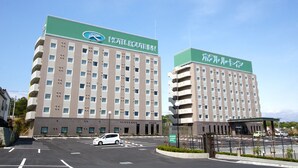 A hotel with a modern design, featuring a prominent green and white color scheme. - Hotel Route Inn Iwata Inter (Iwata)