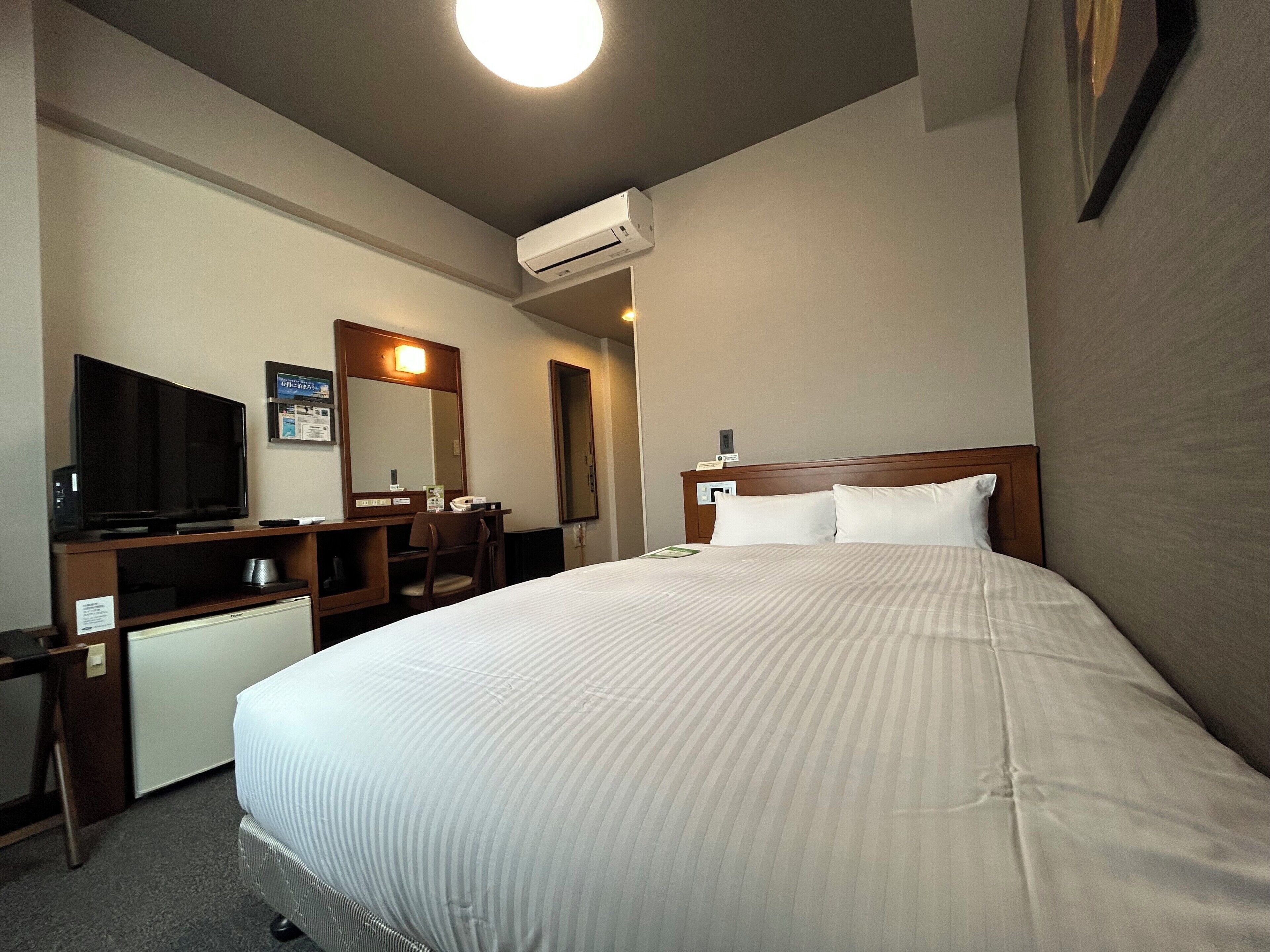 Semi-Double Room, Smoking