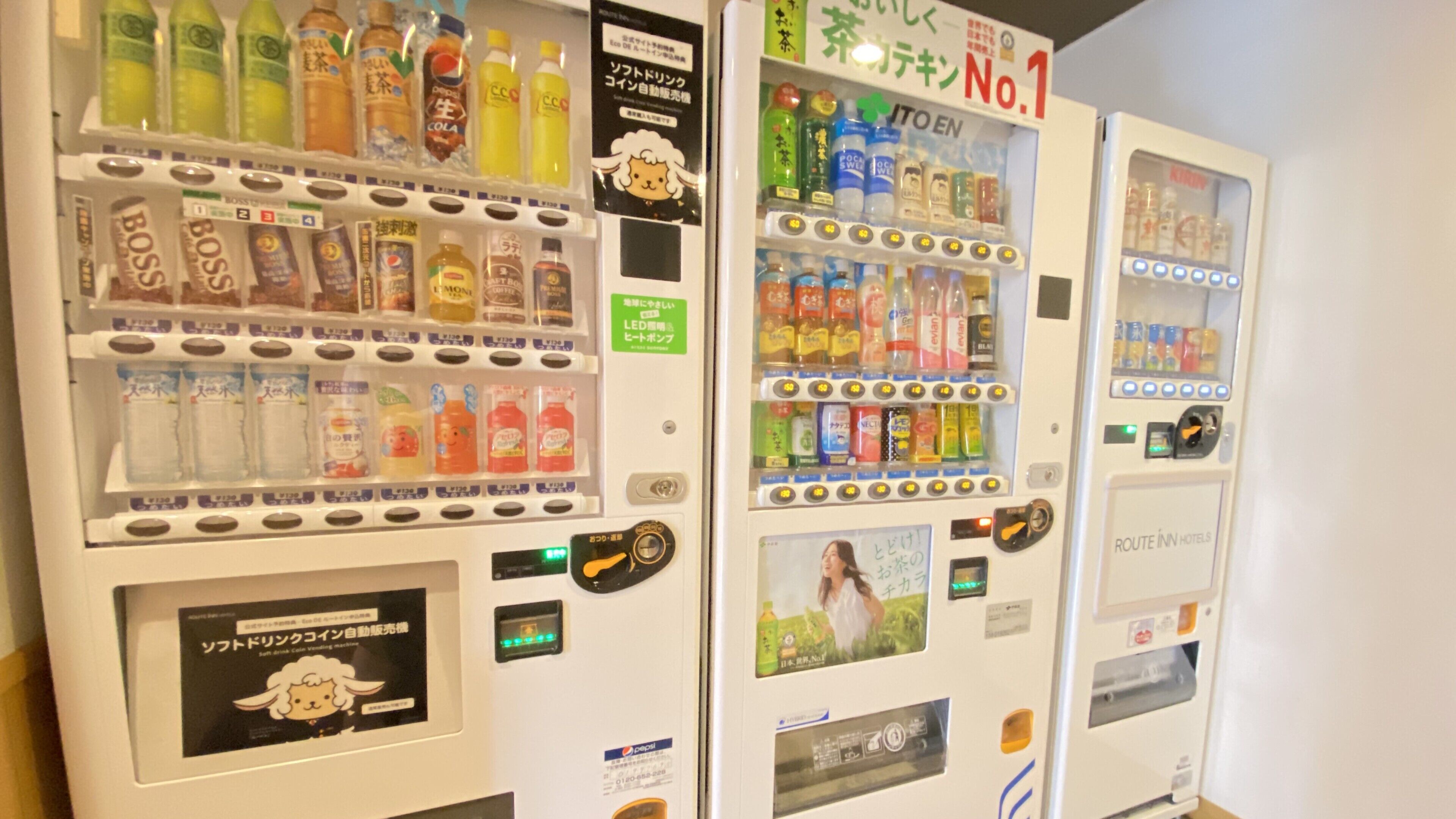 Una fila di distributori automatici con diverse bevande e snack.