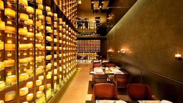 2 restaurants, breakfast, lunch, dinner served; international cuisine