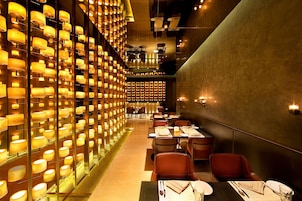 2 restaurantes; se sirve desayuno, almuerzo y cena; cocina internacional