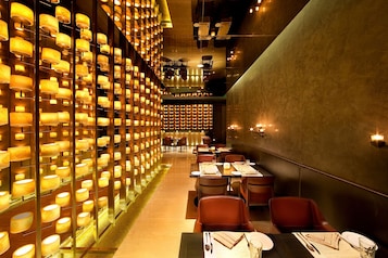 2 restaurants, breakfast, lunch, dinner served; international cuisine