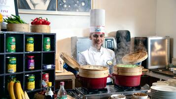 Der serveres morgenmad, frokost, aftensmad og brunch