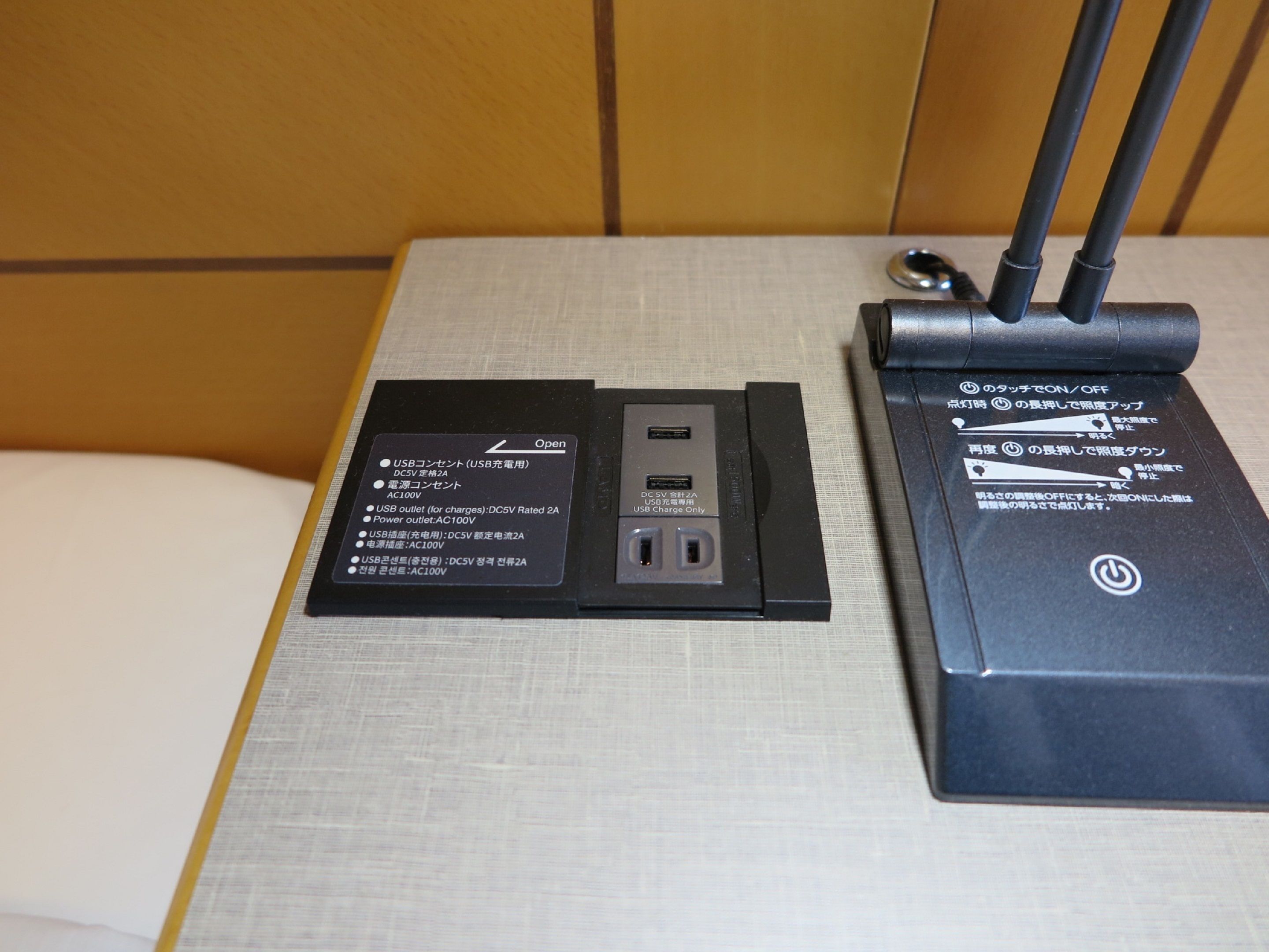 Una regleta con varios puertos USB y un enchufe, sobre una superficie con textura.