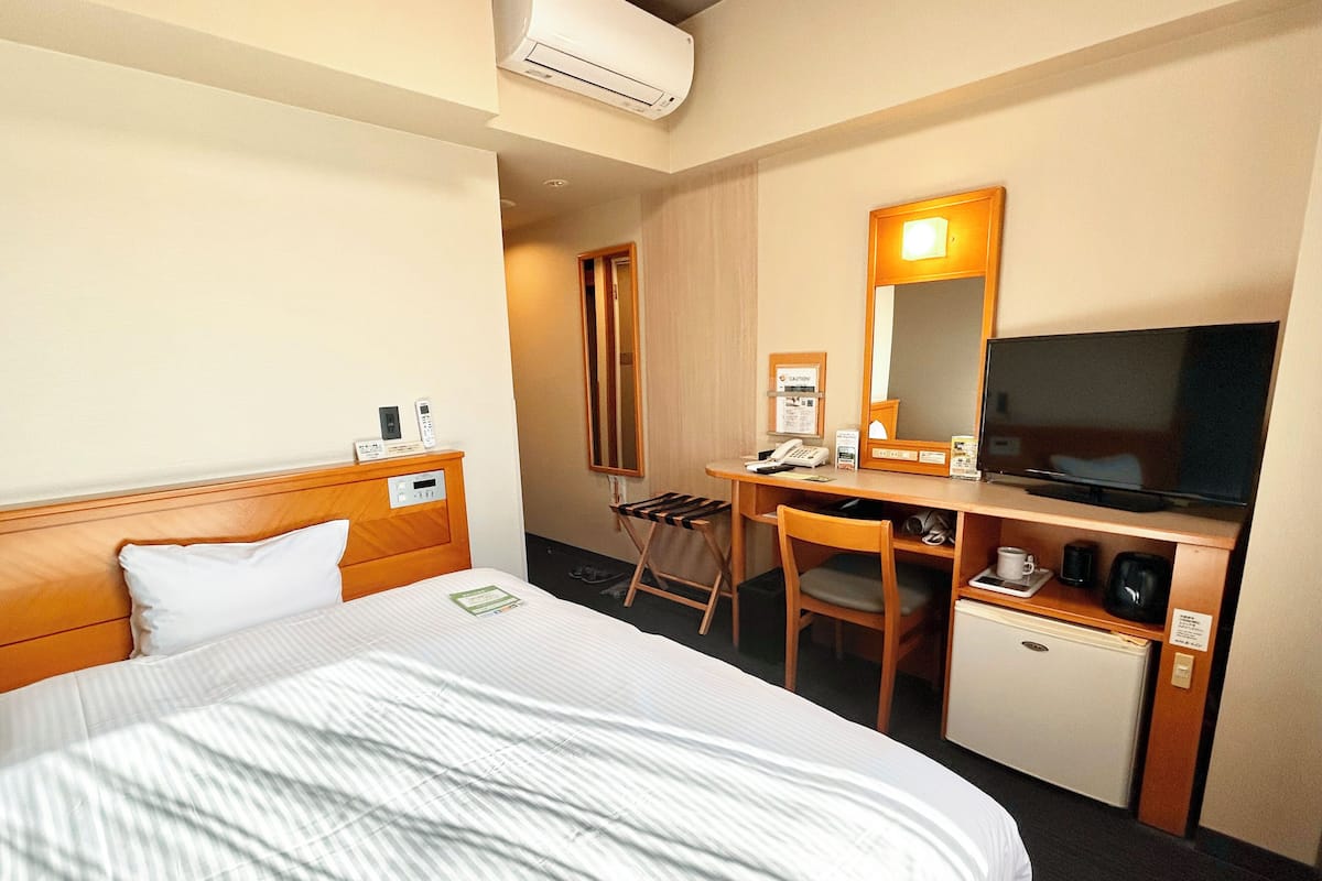 Desk, free WiFi, bed sheets