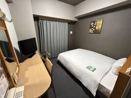 Escritorio, wifi gratis y ropa de cama 