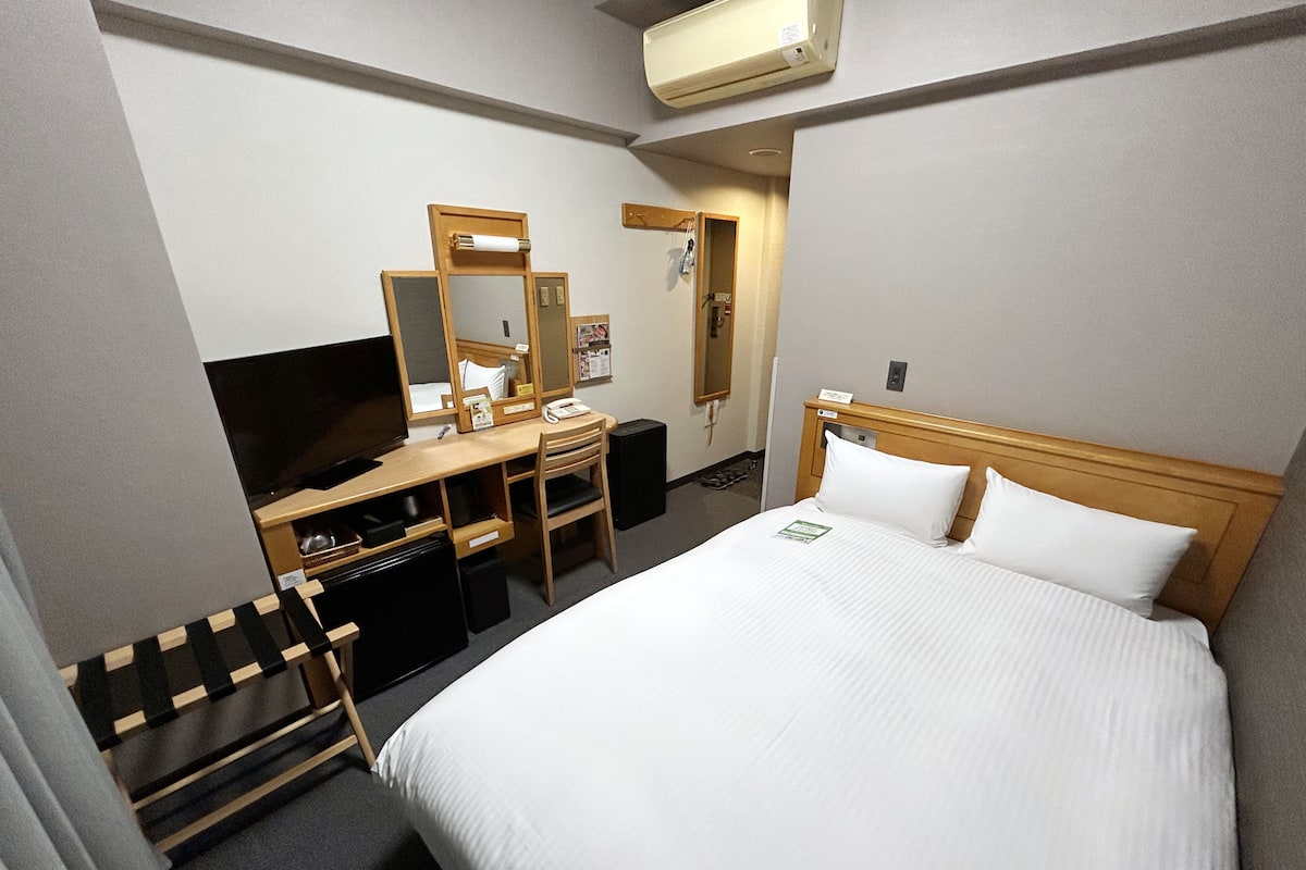 Desk, free WiFi, bed sheets