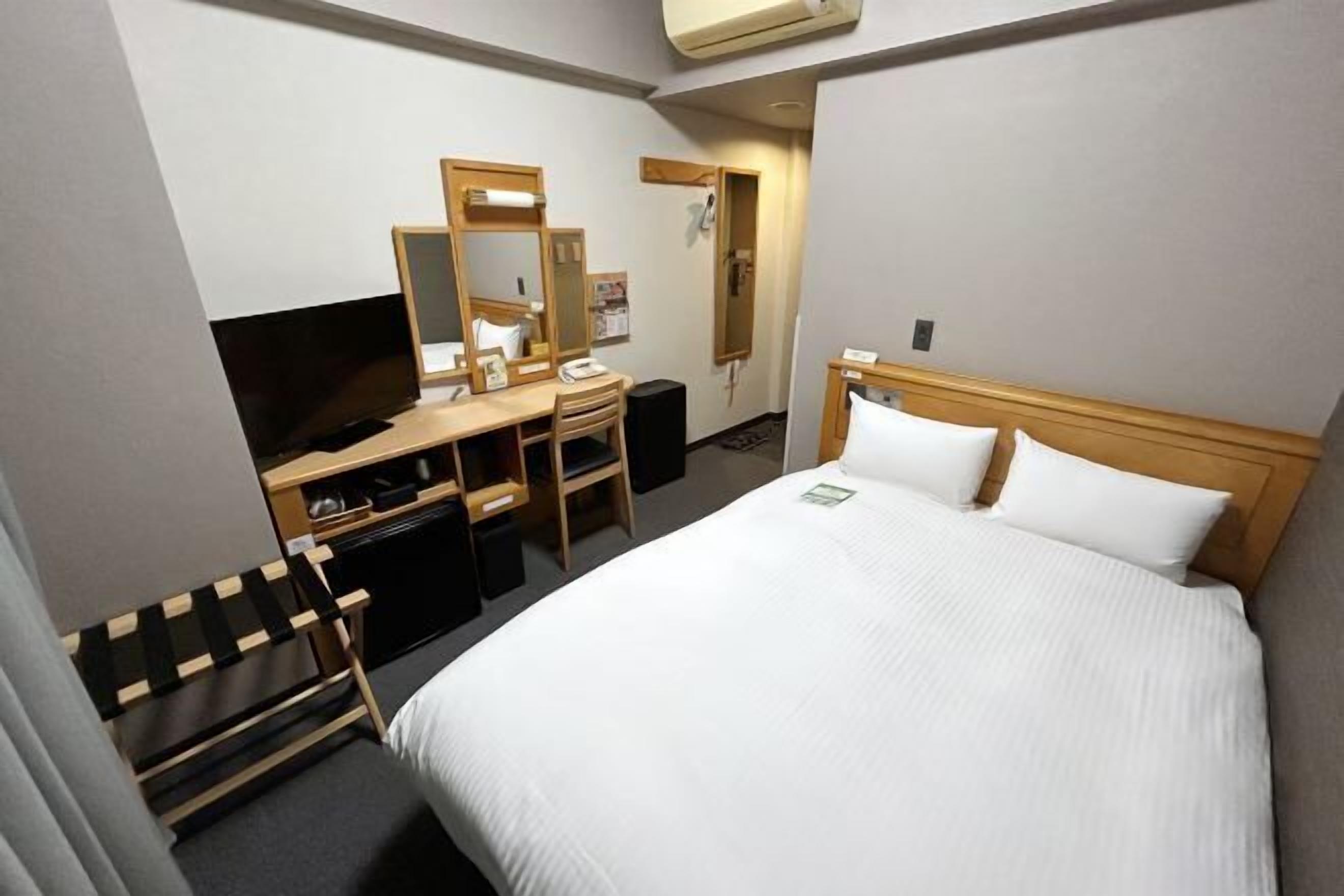 書桌、免費 Wi-Fi、床單