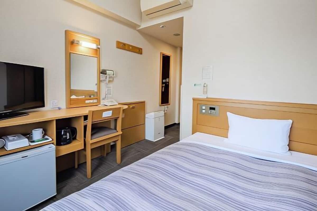 1 bedroom, desk, free WiFi, bed sheets