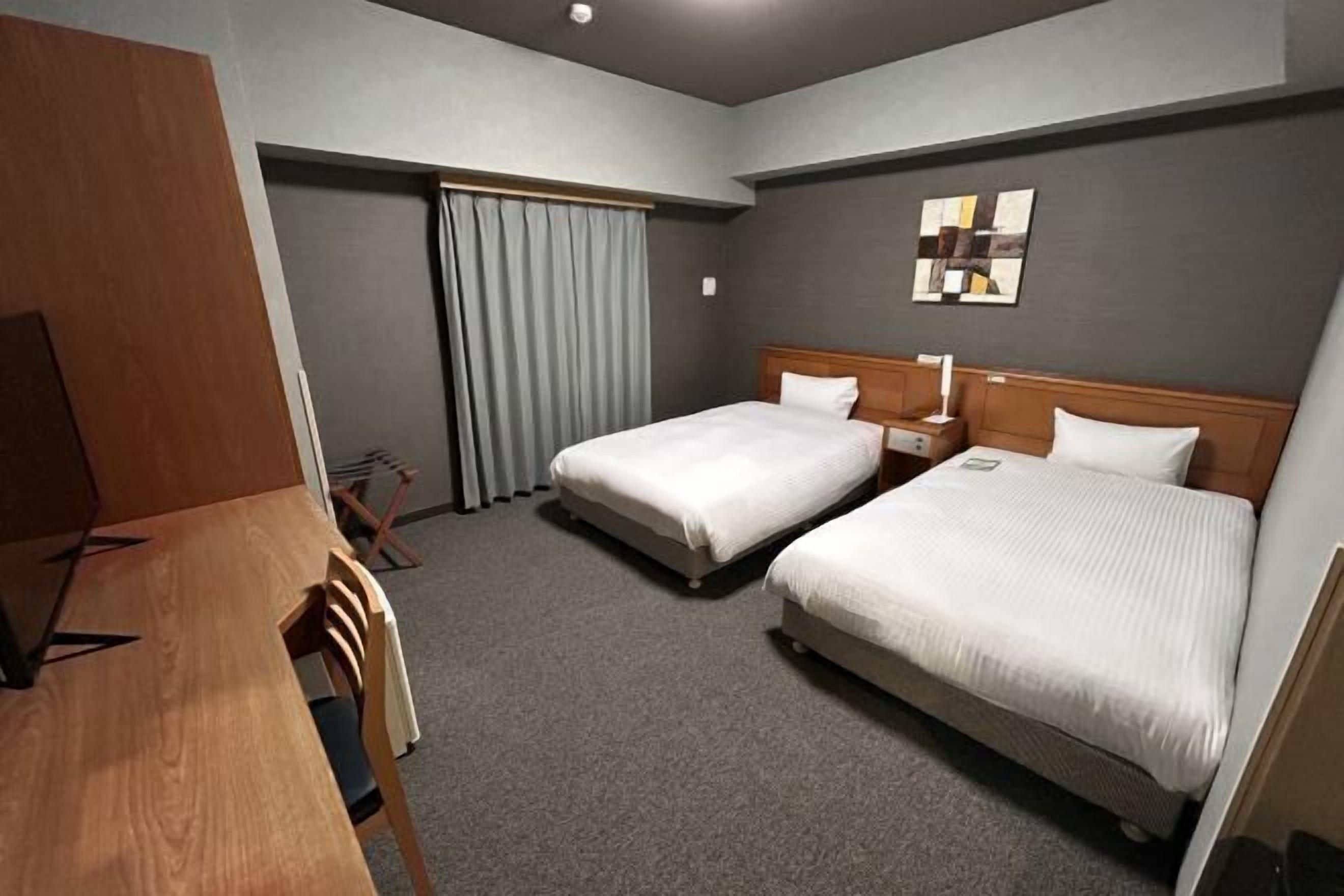 書桌、免費 Wi-Fi、床單