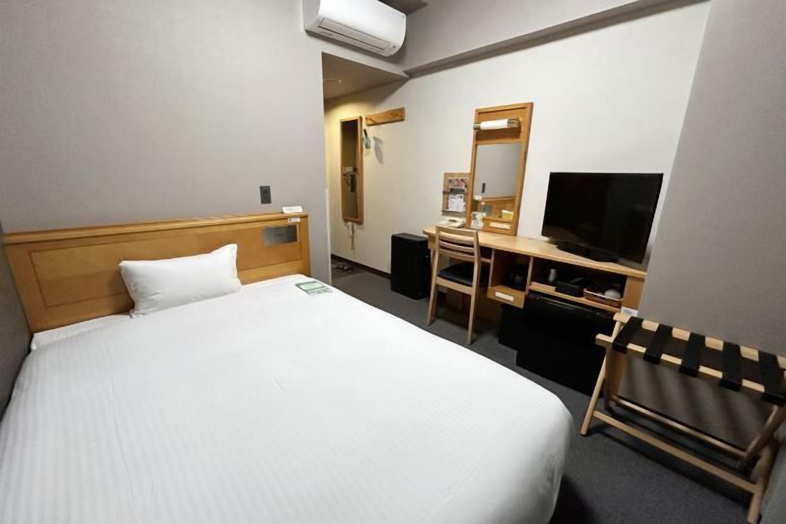 書桌、免費 Wi-Fi、床單