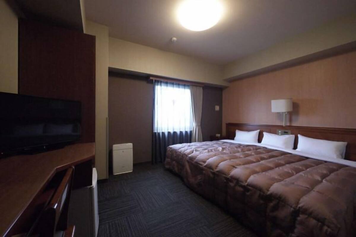 Een bureau, gratis wifi, beddengoed