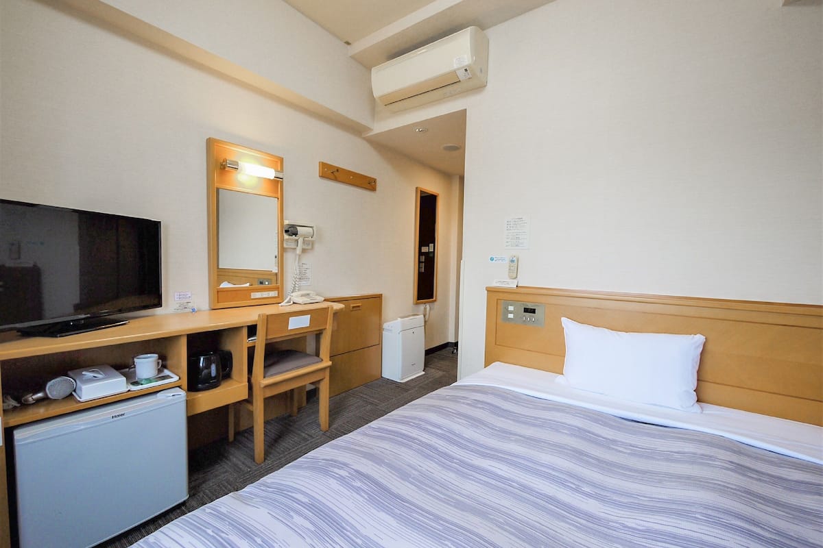 Een bureau, gratis wifi, beddengoed
