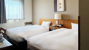 A hotel room with two beds, a desk, a lamp, and a painting on the wall. - Hotel Route-Inn Nagaizumi Numazu Inter 1 (Nagaizumi)