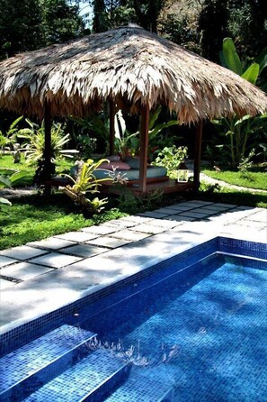 Außenpool, Sonnenschirme