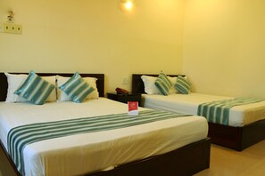 Minibar, desk, blackout drapes, iron/ironing board - Phuong Nhung Hotel (Nha Trang)