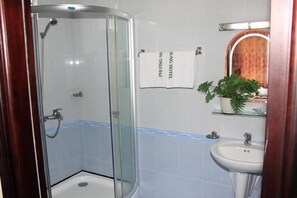 Douche, articles de toilette gratuits, sèche-cheveux, chaussons
