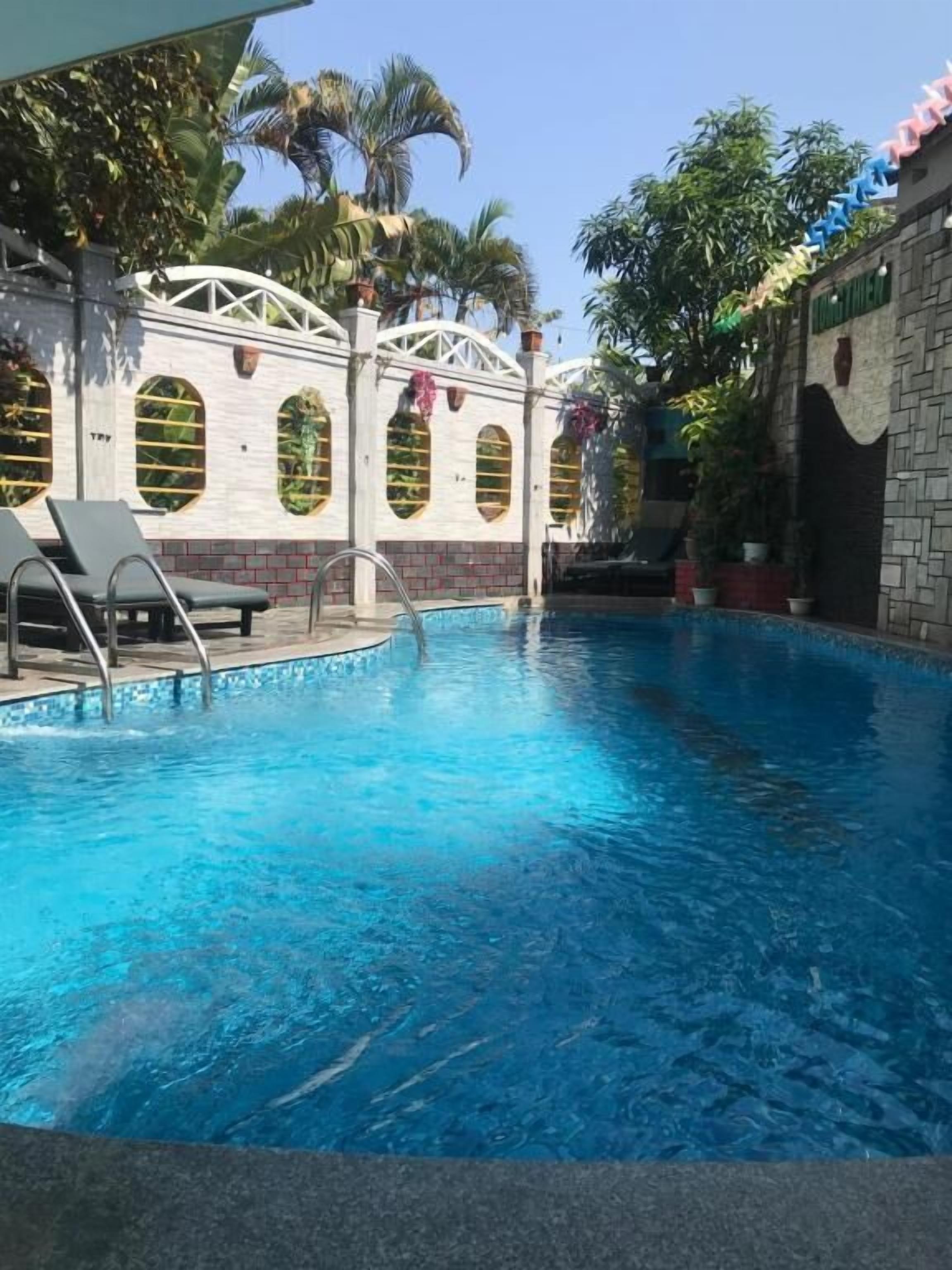 outdoor pool, open 8:30 am to 8:30 pm, pool loungers