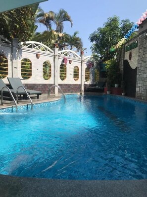 Outdoor pool, open 8:30 AM to 8:30 PM, pool loungers - Hong Thien 1 Hotel (Hue)