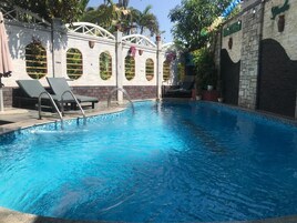Una piscina al aire libre (de 08:30 a 20:30), tumbonas