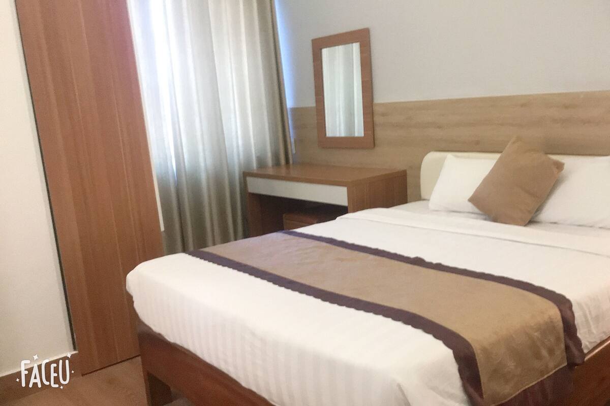 Dobbeltrom – deluxe | Senger med overmadrass, minibar, safe på rommet og skrivebord