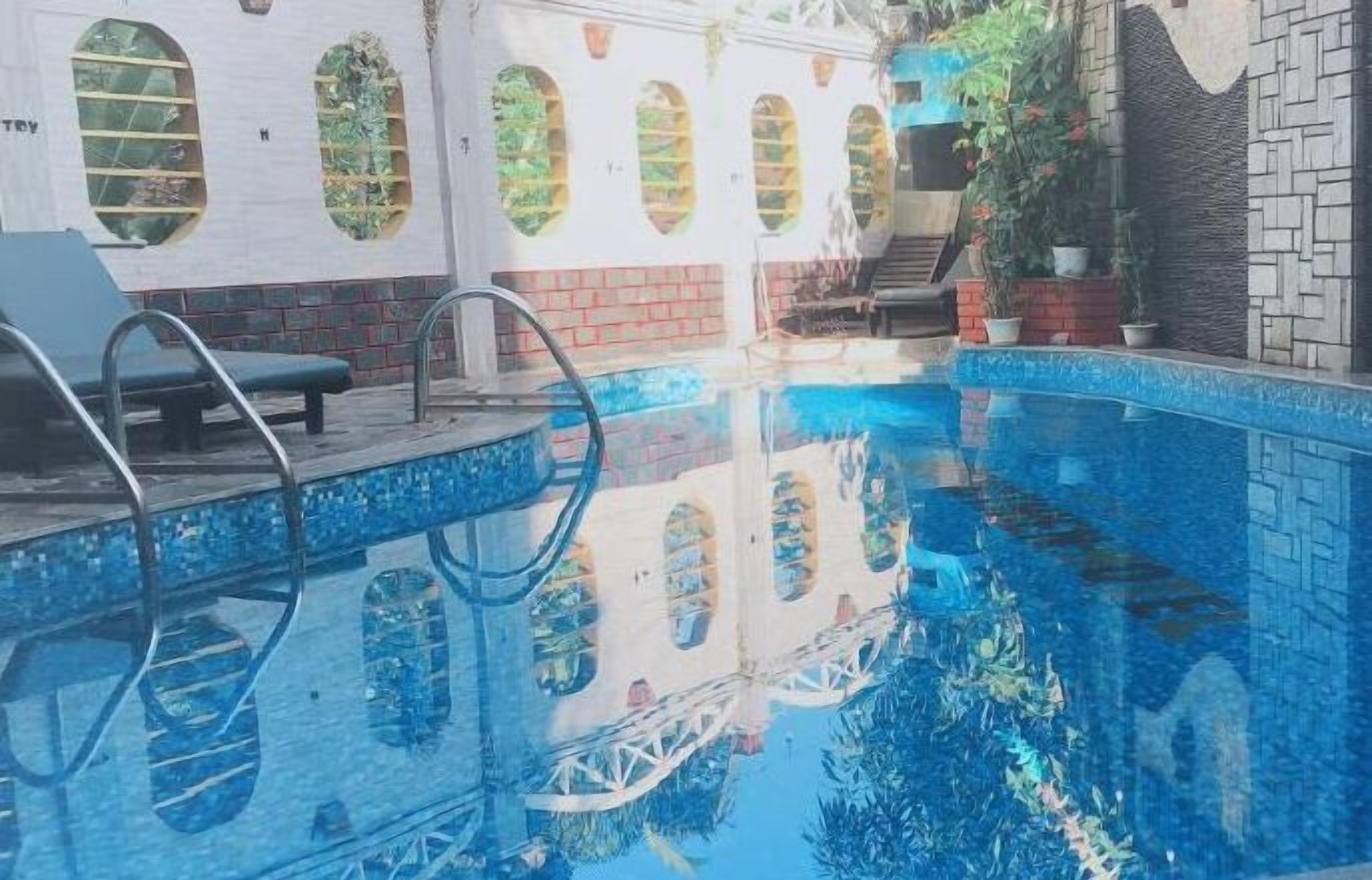 outdoor pool, open 8:30 am to 8:30 pm, pool loungers