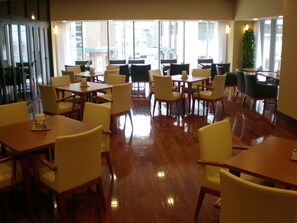 Aperto a colazione, pranzo e cena