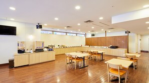 供应早餐、午餐和晚餐