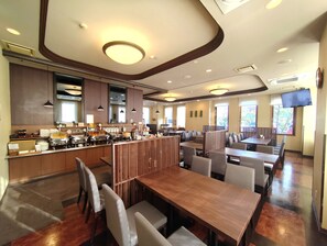 A restaurant with a buffet bar, dining tables, and booths. - Hotel Route Inn Furukawa Ekimae (Osaki)