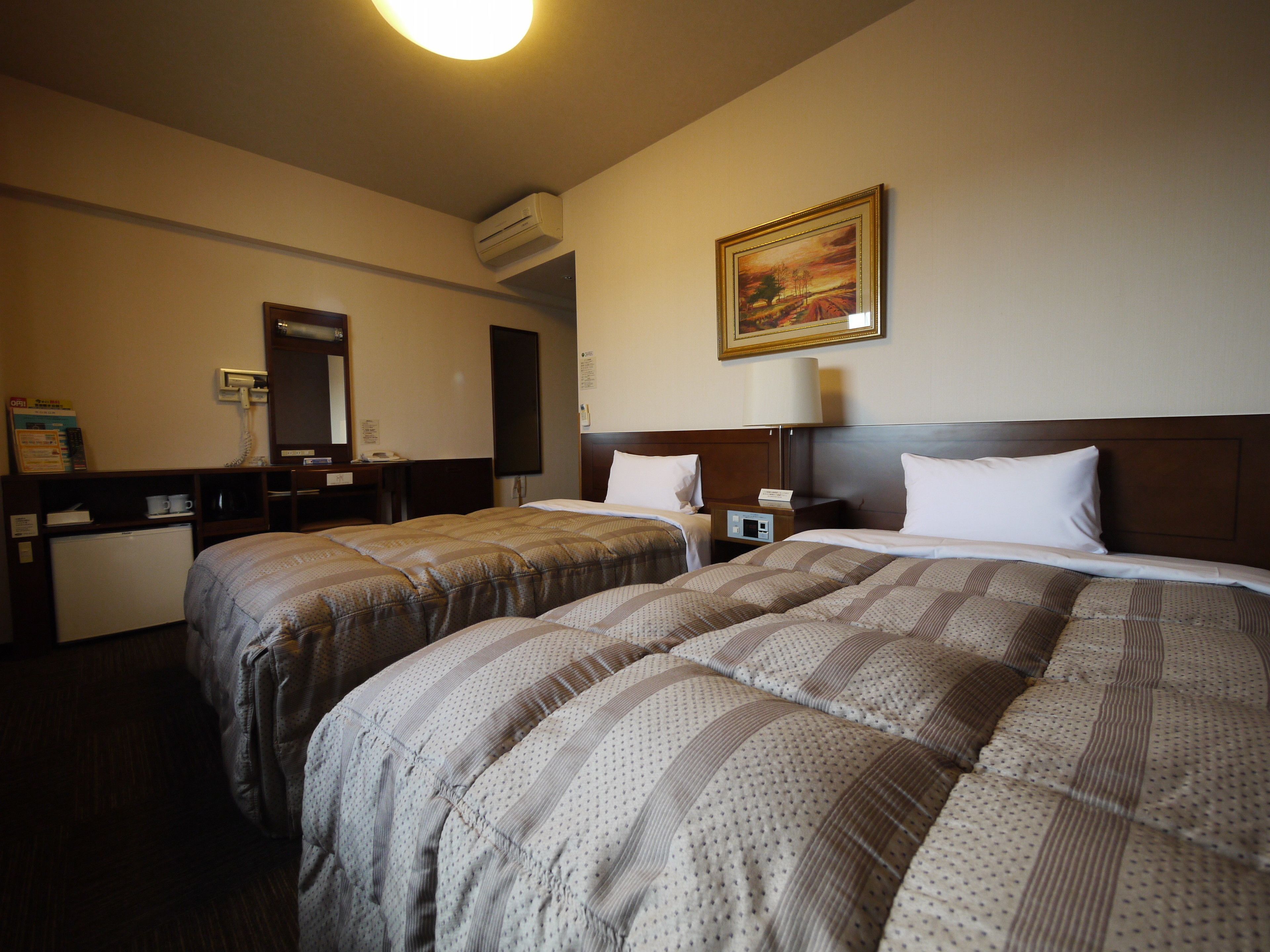 Meja kerja, Wi-Fi gratis, dan seprai linen