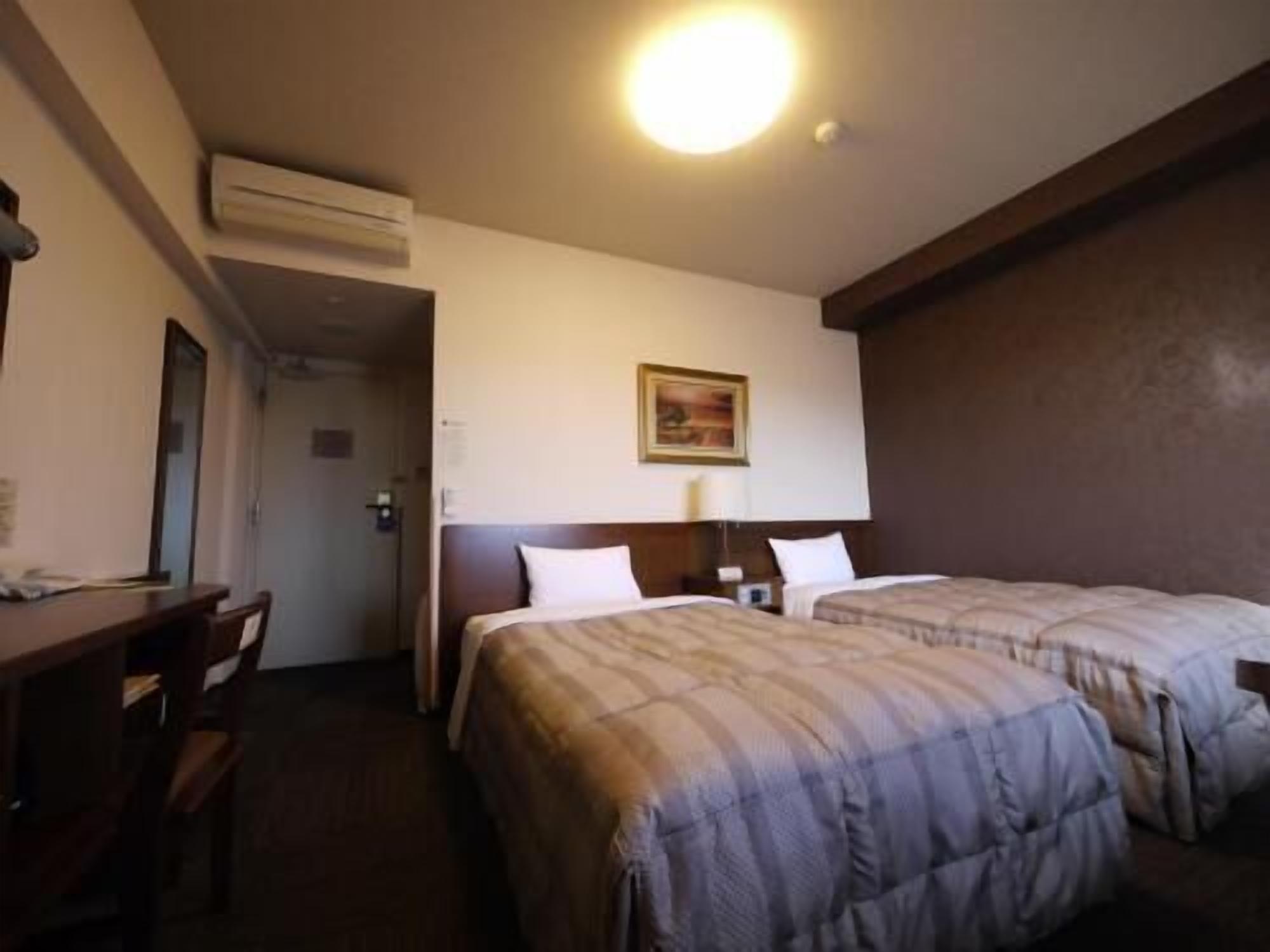 Meja kerja, Wi-Fi gratis, dan seprai linen