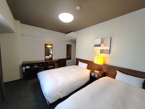 A hotel room with two beds, a desk, a chair, a lamp, and a mirror. - Hotel Route Inn Furukawa Ekimae (Osaki)
