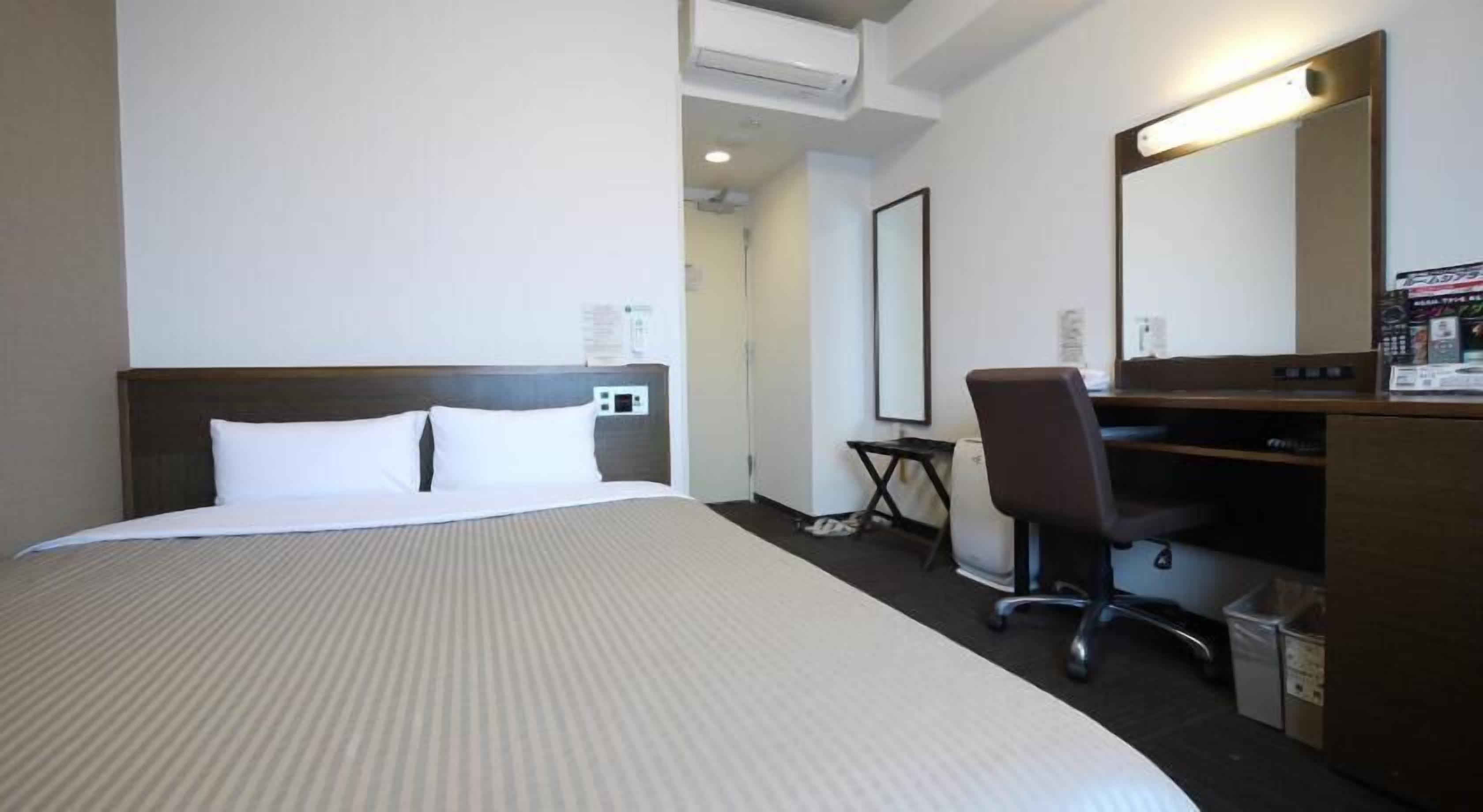 Desk, free WiFi, bed sheets