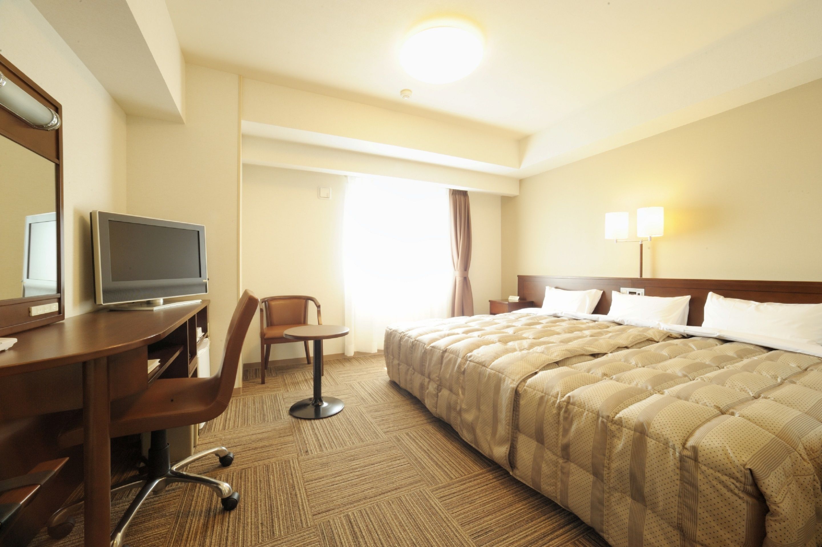 desk, free wifi, bed sheets