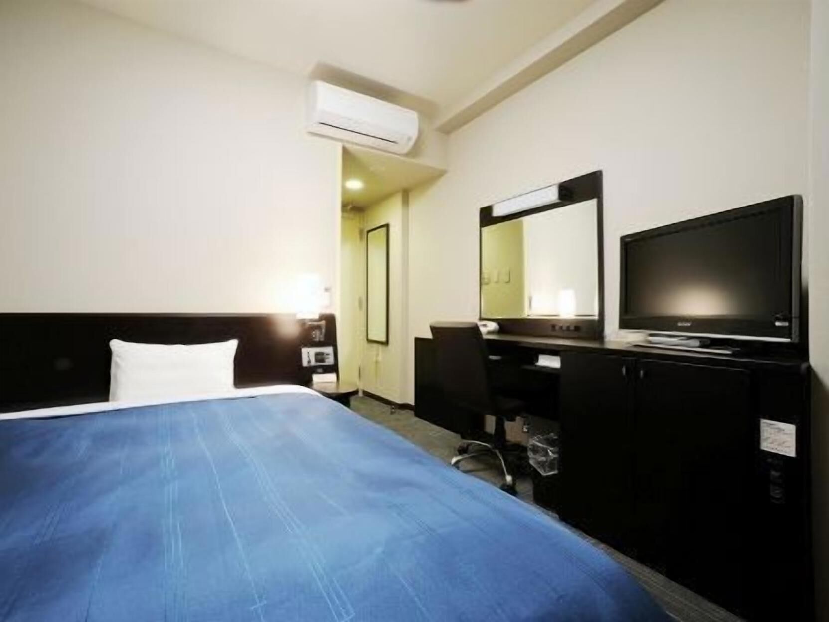 Desk, free WiFi, bed sheets
