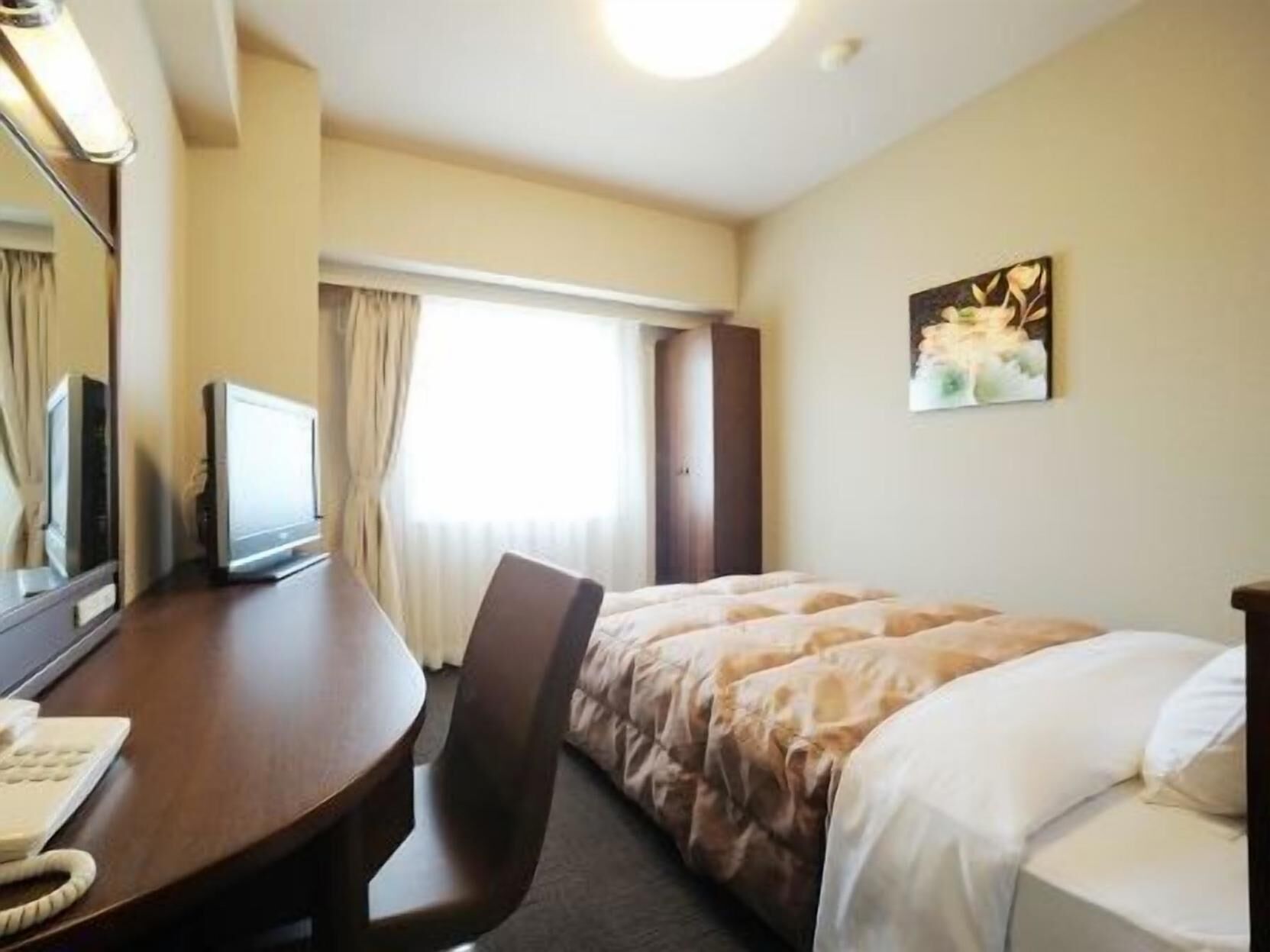 Desk, free WiFi, bed sheets