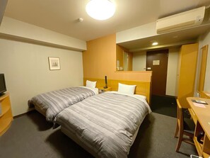 Desk, free WiFi, bed sheets - Hotel Route Inn Aizuwakamatsu (Aizuwakamatsu)