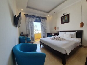 Standaard kamer | Een minibar, een kluis op de kamer, een bureau, geluiddichte muren