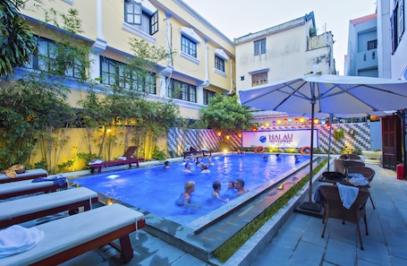Outdoor pool, pool umbrellas, sun loungers