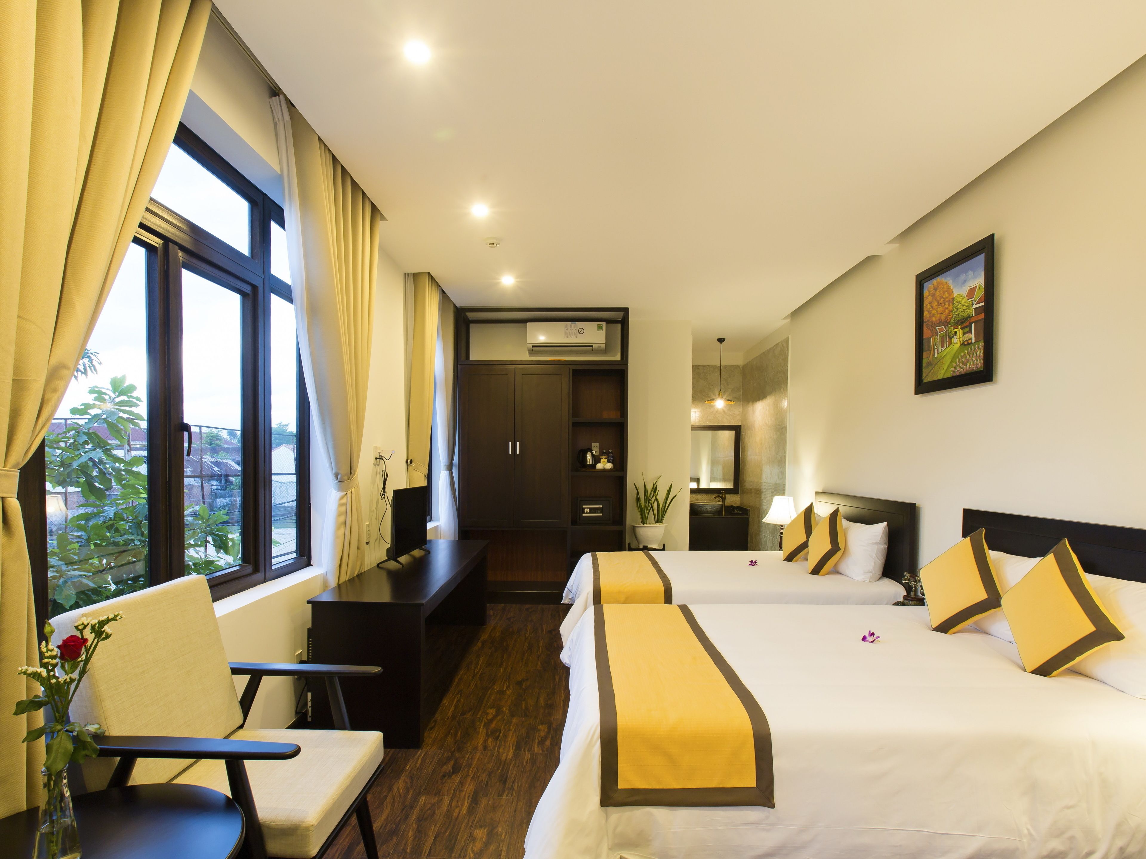 family suite, balcony | 1 bedroom, minibar, in-room safe, desk