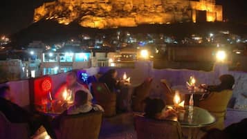 Déjeuner et dîner servis sur place, vue sur la mer