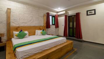 Deluxe Double Room | Desk, soundproofing, iron/ironing board, free WiFi
